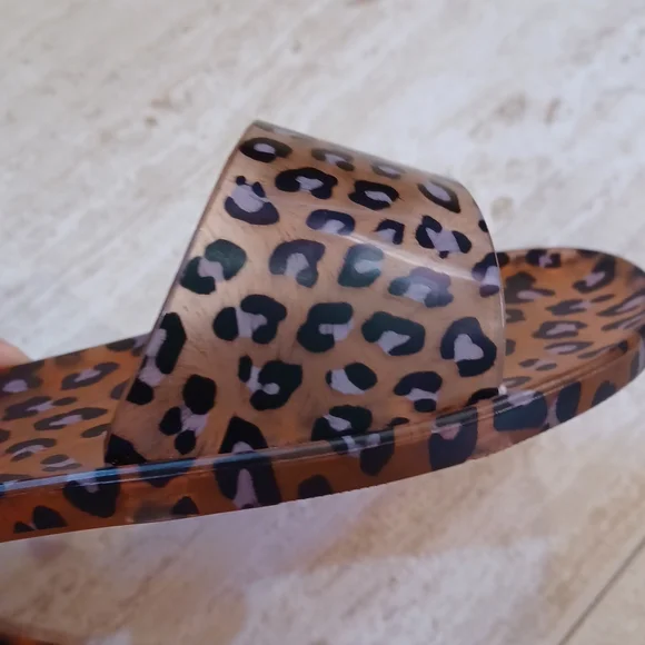 Beach by Matisse Leopard Print Slides - Picture 5 of 7